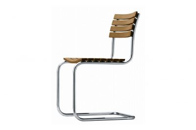 S 40 Freischwinger Gartenstuhl von Thonet mit Holzlatten und verchromtem Stahlrohr Gestell, Seitenansicht.